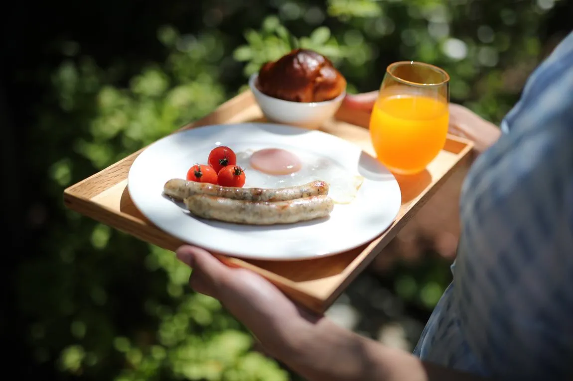 テラスへ運ぶ朝食