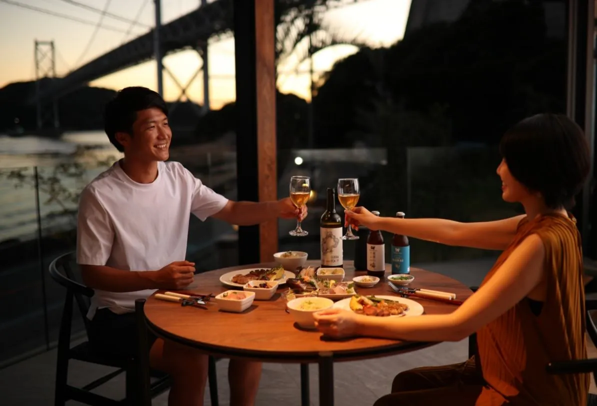 夕暮れのテラスで食卓を囲む