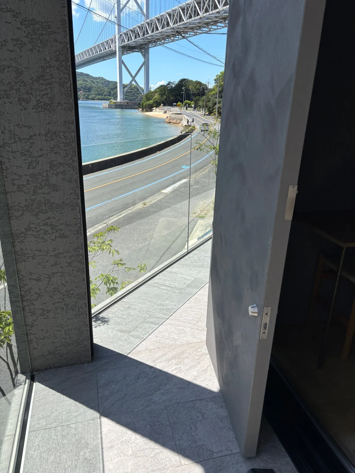 テラスから因島大橋を望む